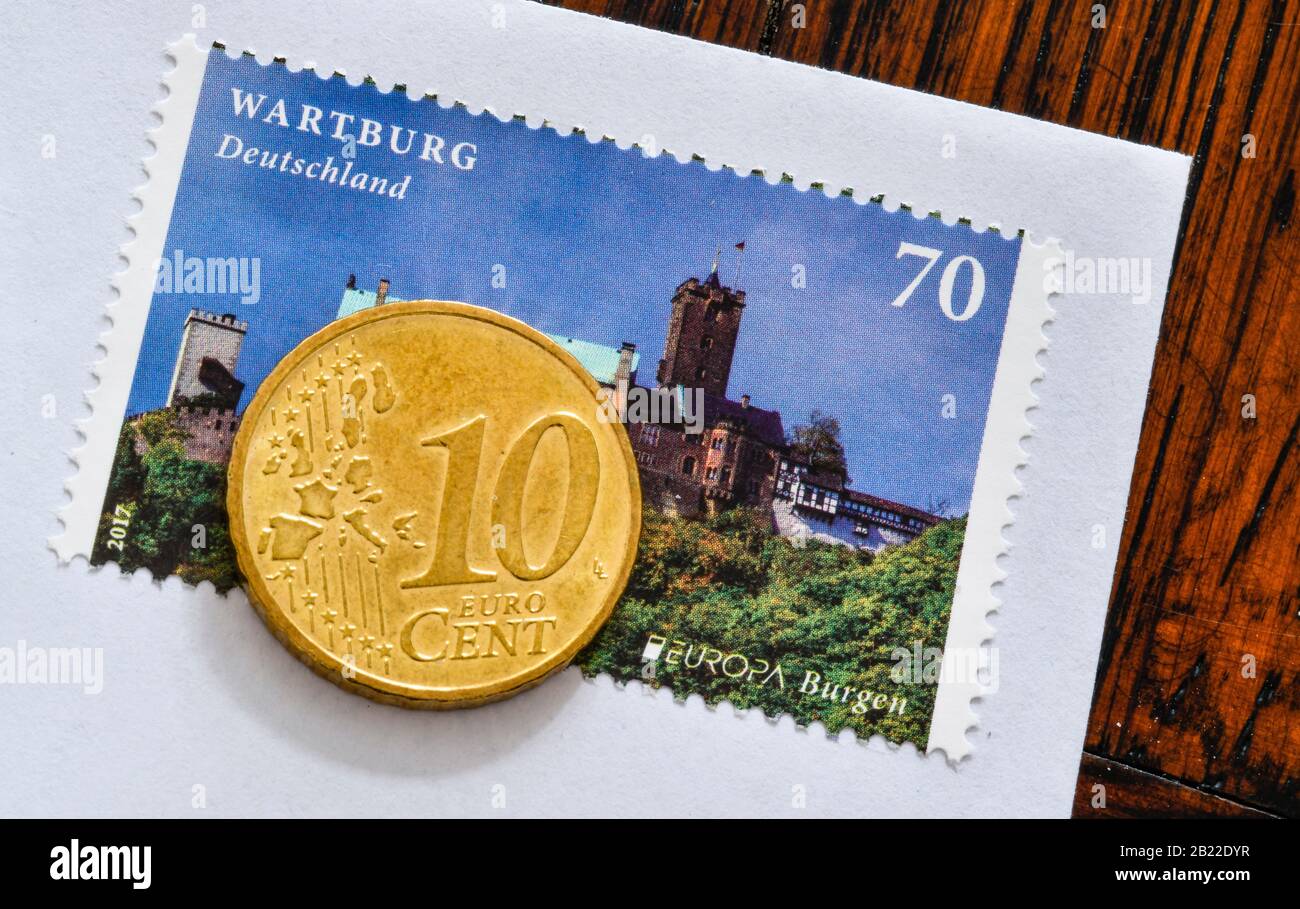 Deutsche Briefmarke 70 Cent und 10 Centmünze, Symbolfoto Portoerhöhung Stock Photo