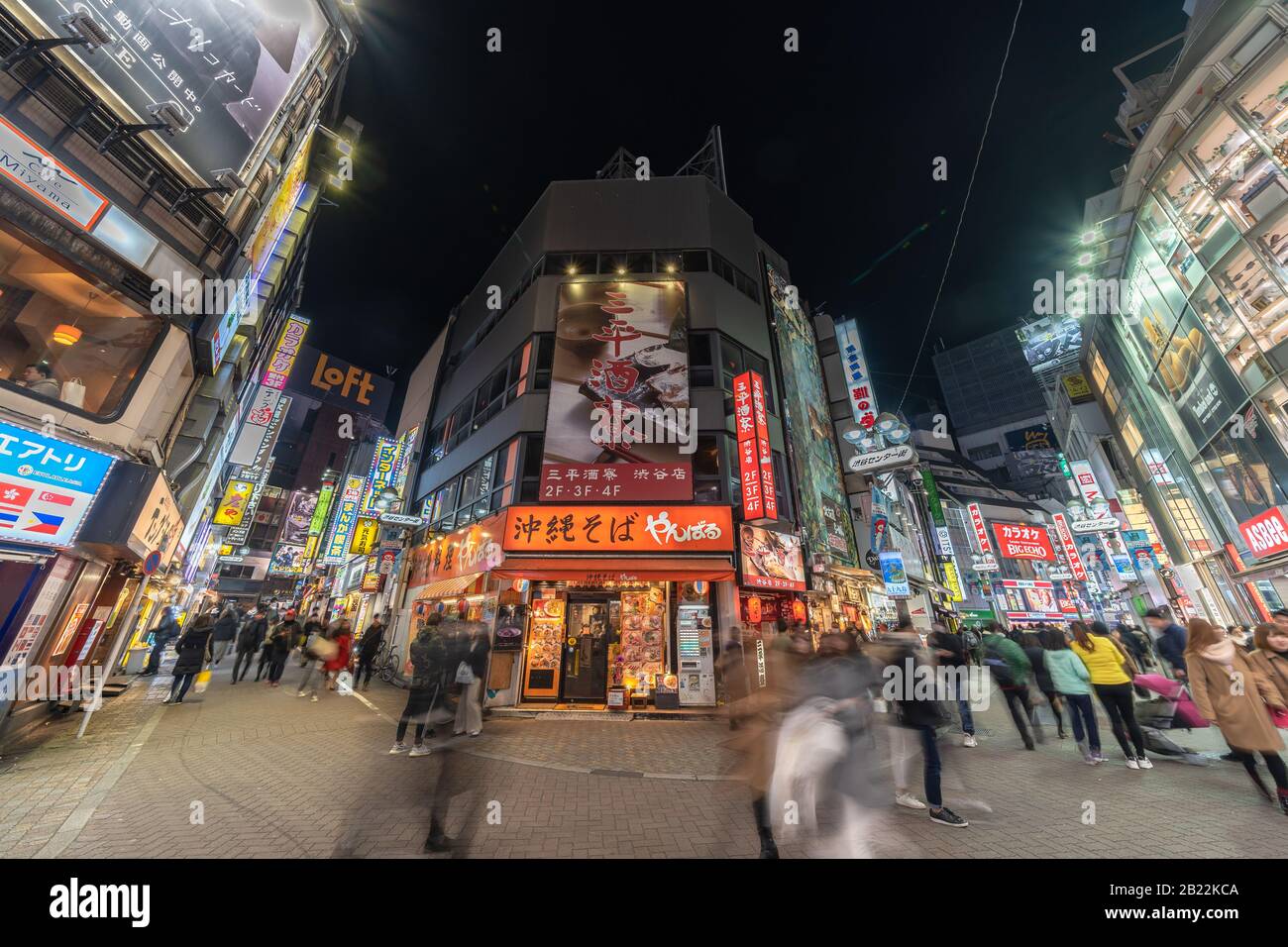 TOKYO, JAPAN - FEB 2019 : Many Undefined Japanese and foreign tourist  visiting market shopping street at night time on Febuary 14, 2019 in Tokyo,  Japa Stock Photo - Alamy
