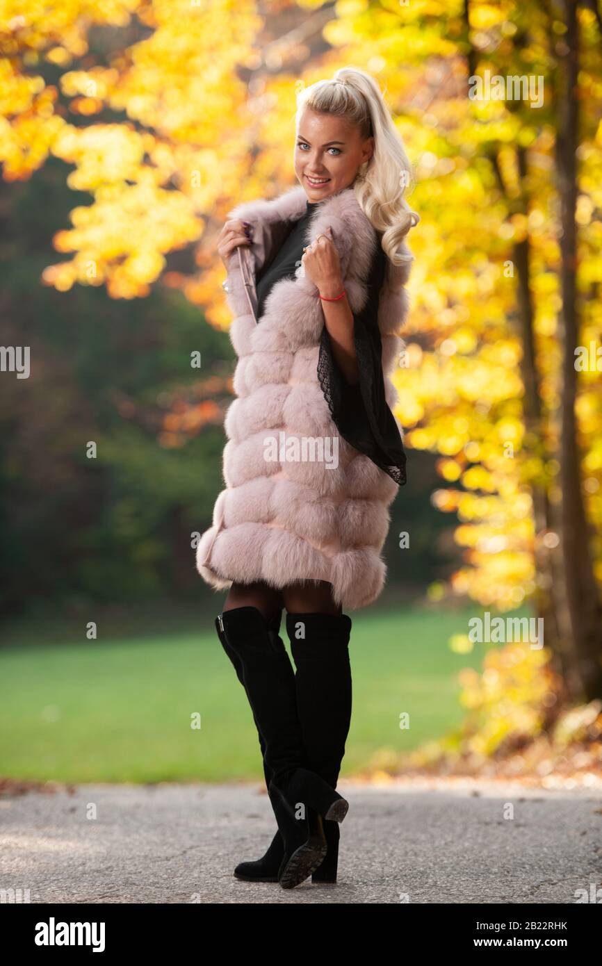 Beautiful stylish woman pose in park in early autumn Stock Photo - Alamy