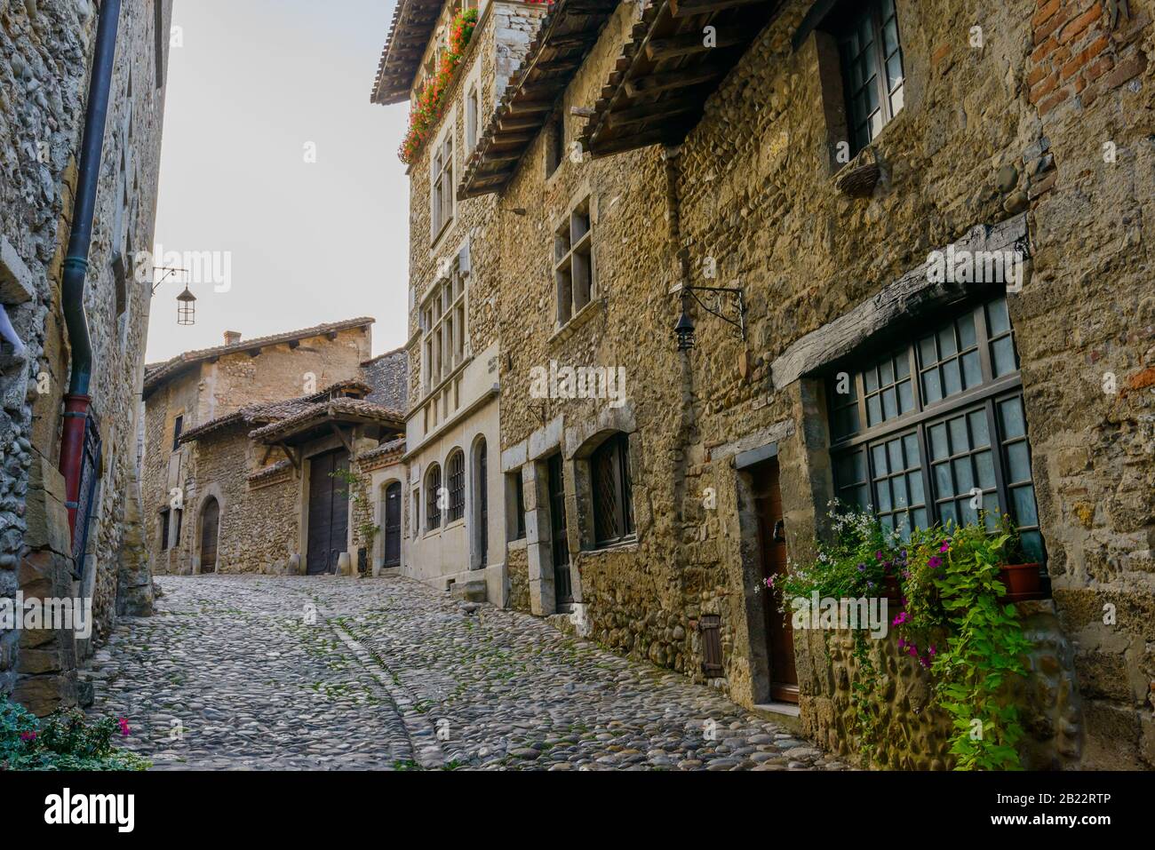Medieval well village france hi-res stock photography and images - Alamy