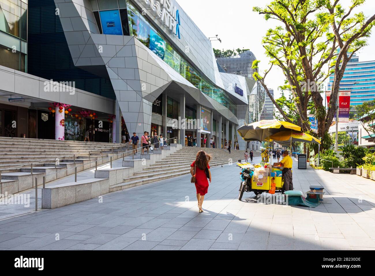 Ice Cream vendor and pedestrians on Orchard Road, the famous shopping centre of Singapore, Asia Stock Photo