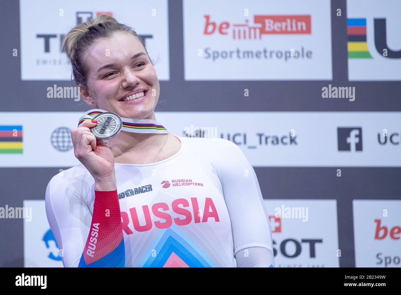 Qiz bolaga dumbasini korsatadi