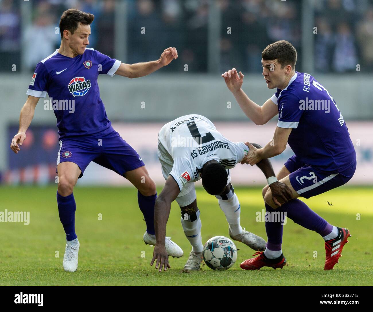 Aue, Germany. 29th Feb, 2020. Football: 2nd Bundesliga, FC Erzgebirge Aue - Hamburger SV, 24th matchday, at the Sparkassen-Erzgebirgsstadion. Aues Jacob Rasmussen (r) and Clemens Fandrich (l) against Hamburg's Khaled Narey. Credit: Robert Michael/dpa-Zentralbild/dpa - IMPORTANT NOTE: In accordance with the regulations of the DFL Deutsche Fußball Liga and the DFB Deutscher Fußball-Bund, it is prohibited to exploit or have exploited in the stadium and/or from the game taken photographs in the form of sequence images and/or video-like photo series./dpa/Alamy Live News Credit: dpa picture alliance Stock Photo