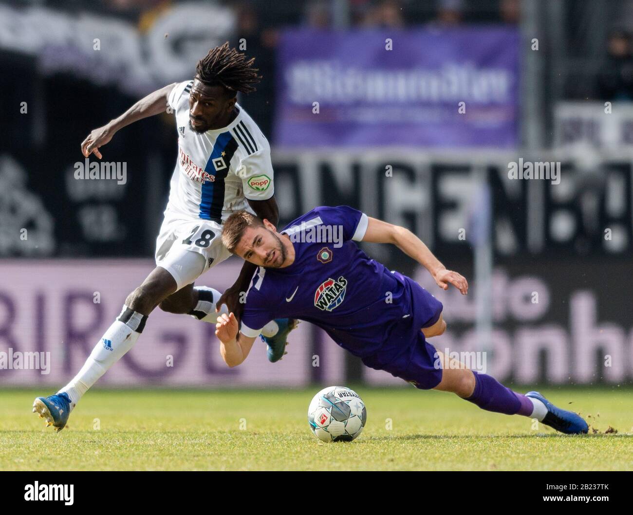 Aue, Germany. 29th Feb, 2020. Football: 2nd Bundesliga, FC Erzgebirge Aue - Hamburger SV, 24th matchday, at the Sparkassen-Erzgebirgsstadion. Aues Marko Mihojevic (r) against Hamburg's Bakery Jatta. Credit: Robert Michael/dpa-Zentralbild/dpa - IMPORTANT NOTE: In accordance with the regulations of the DFL Deutsche Fußball Liga and the DFB Deutscher Fußball-Bund, it is prohibited to exploit or have exploited in the stadium and/or from the game taken photographs in the form of sequence images and/or video-like photo series./dpa/Alamy Live News Credit: dpa picture alliance/Alamy Live News Stock Photo