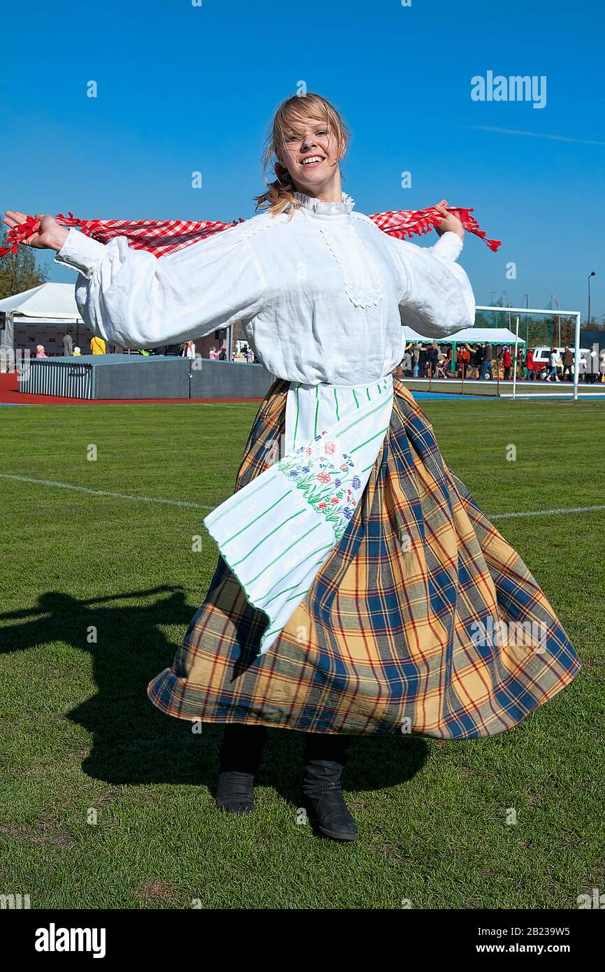 Tanzendes Maedchen in Folklore Kleidung aus Litauen, MR: Yes Stock Photo