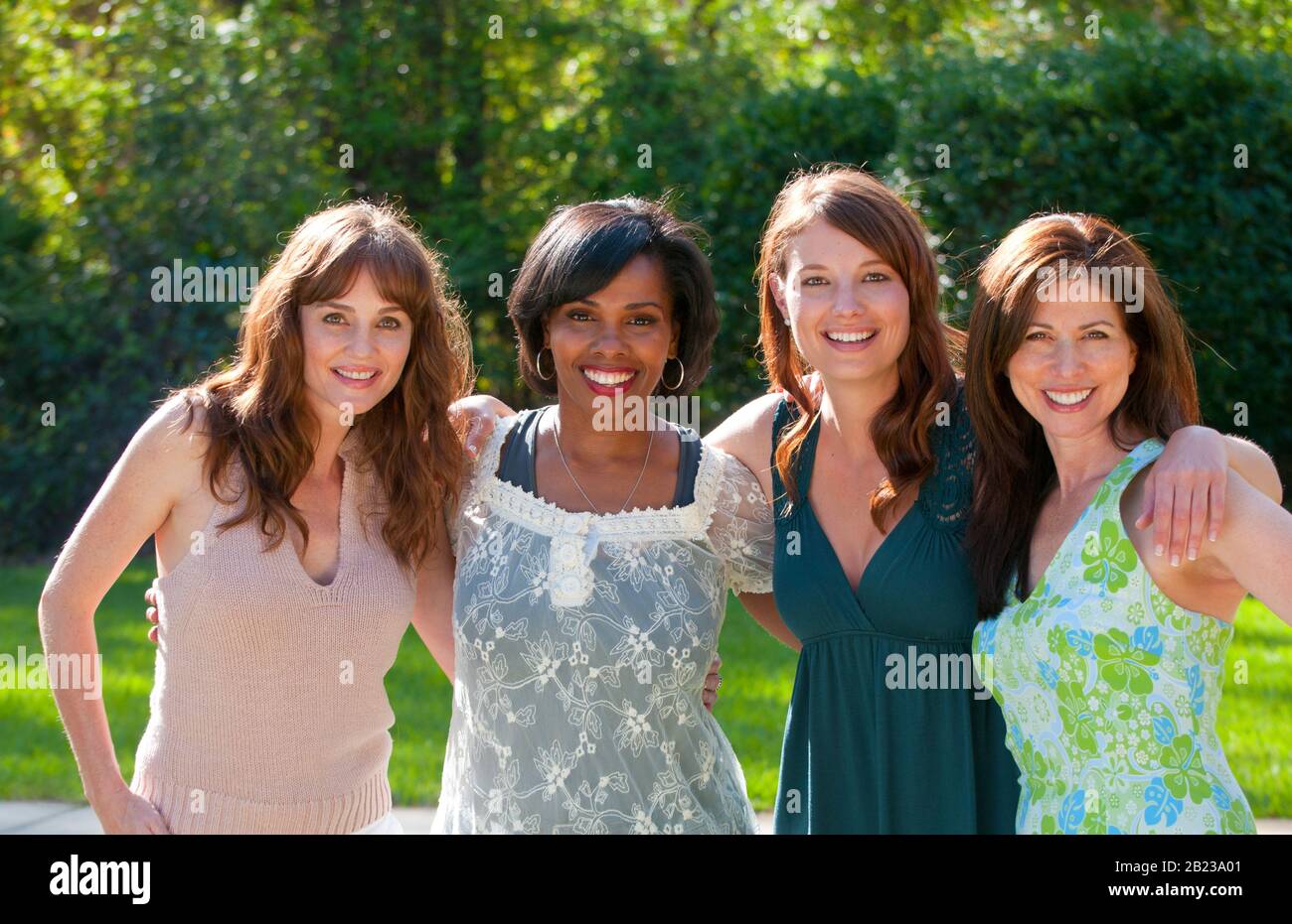 Vier Frauen treffen sich im Park, MR: Yes Stock Photo
