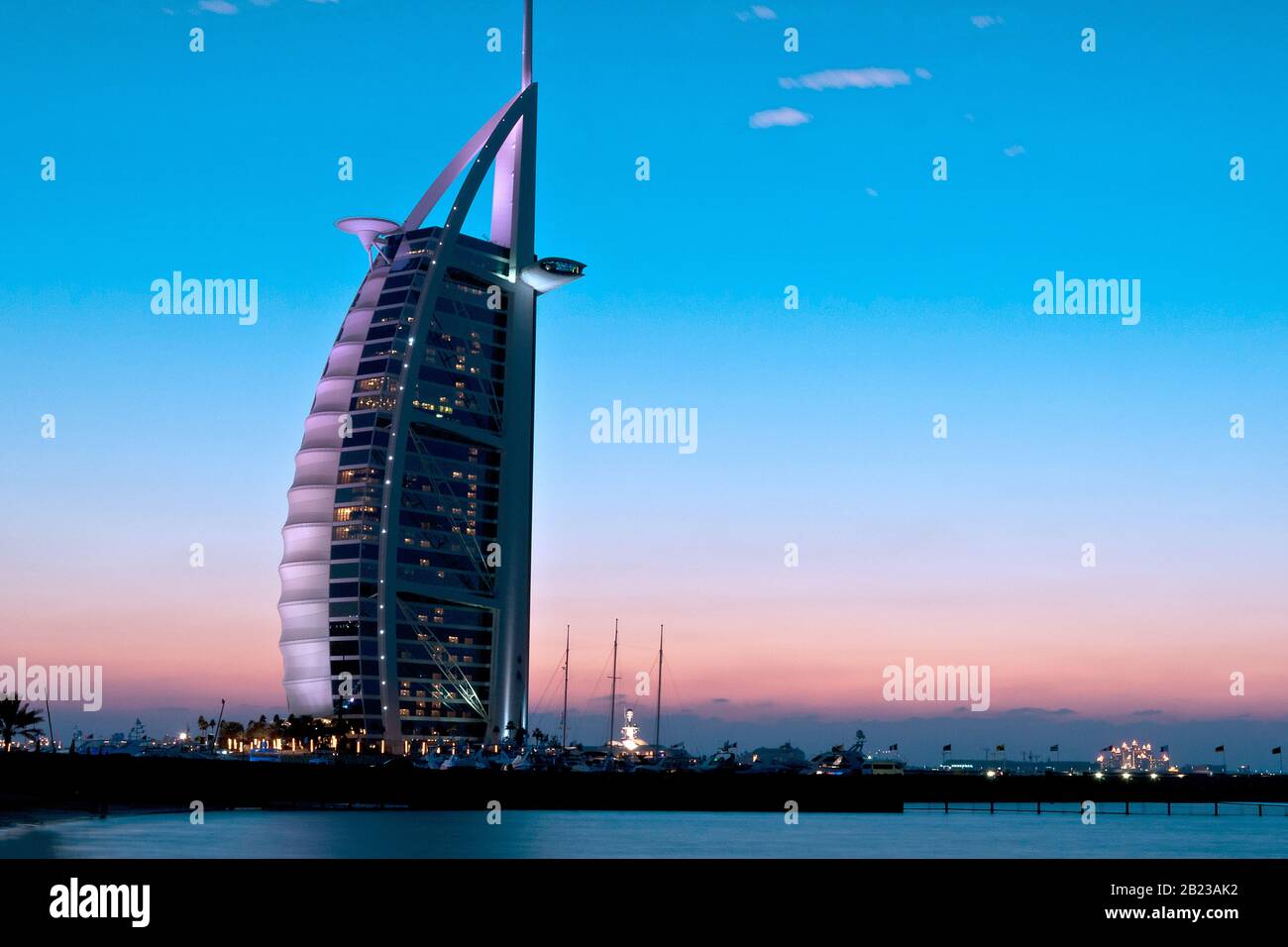 Hotel Burj Al Arab in Dubai, blaue Stunde, Stock Photo