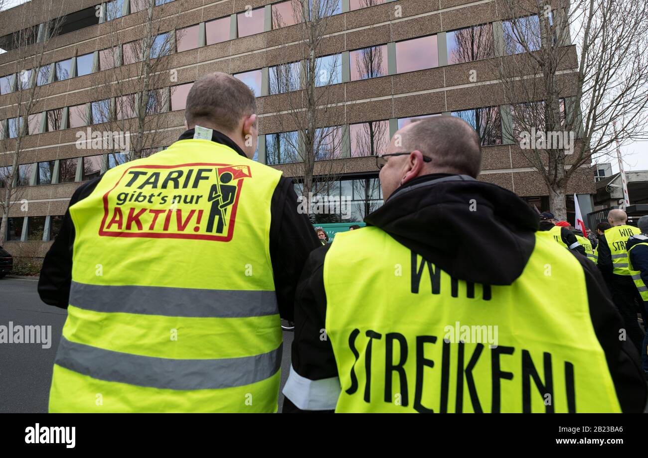 Hanover, Germany. 29th Feb, 2020. Members of various trade unions stand with the inscription 'Tarif, gibt's nur Aktiv!' on a waistcoat during the demonstration of solidarity in front of the Guild Brewery. Credit: Peter Steffen/dpa/Alamy Live News Stock Photo