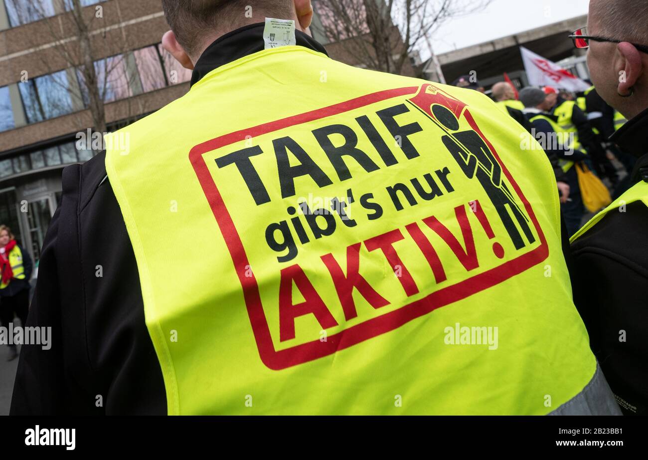 Hanover, Germany. 29th Feb, 2020. A member of a trade union with the inscription 'Tarif, gibt's nur Aktiv!' on his waistcoat during the solidarity display in front of the Guild Brewery. Credit: Peter Steffen/dpa/Alamy Live News Stock Photo