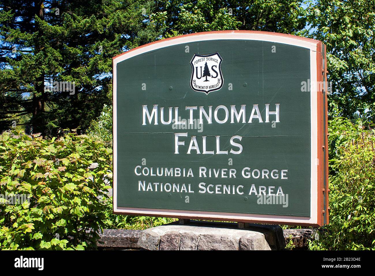 Oregon, USA: Welcome sign of Multnomah Falls Columbia River Gorge National Scenic Area Stock Photo