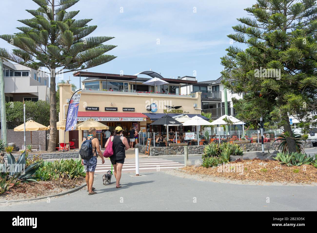 Ice cream shop and Blackbird Cafe on beach esplanade, Sumner, Christchurch,  Canterbury Region, New Zealand Stock Photo - Alamy