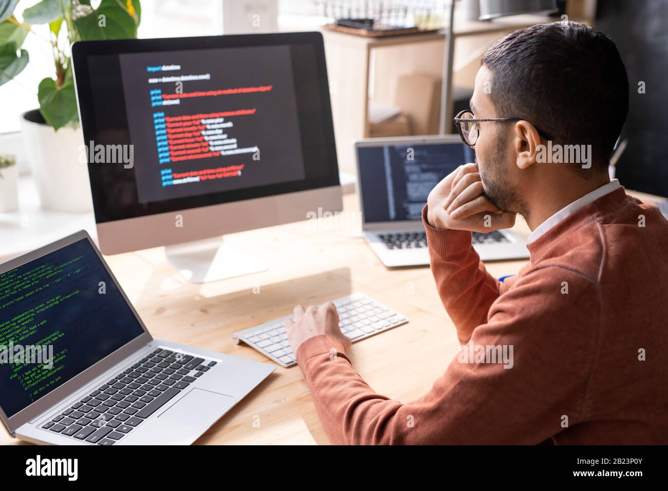 Девушка работает за компьютером. Информационные технологии и программирование работа. Информационные технологии и программирование работа. Информационные технологии и программирование работа. Информационные технологии и программирование.