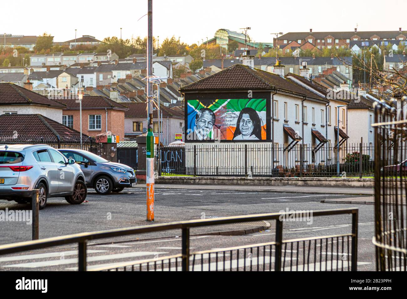 A mural on a gable wall in the Bogside area of Londonderry, County Derry, Northern Ireland, shows two portraits set against the national colours of South Africa and Ireland – on the left, possibly Nelson Mandela, and on the right an unidentified woman. The motif reflects the sense of solidarity felt by Bogside residents between the Irish republican and the South African anti-apartheid struggles. Stock Photo