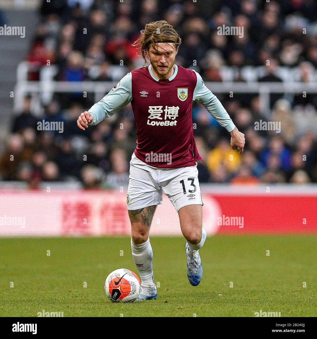 NEWCASTLE UPON TYNE, ENGLAND - FEBRUARY 29TH Jeff Hendrick (13) of Burnley in action during the Premier League match between Newcastle United and Burnley at St. James's Park, Newcastle on Saturday 29th February 2020. (Credit: Iam Burn | MI News) Photograph may only be used for newspaper and/or magazine editorial purposes, license required for commercial use Credit: MI News & Sport /Alamy Live News Stock Photo