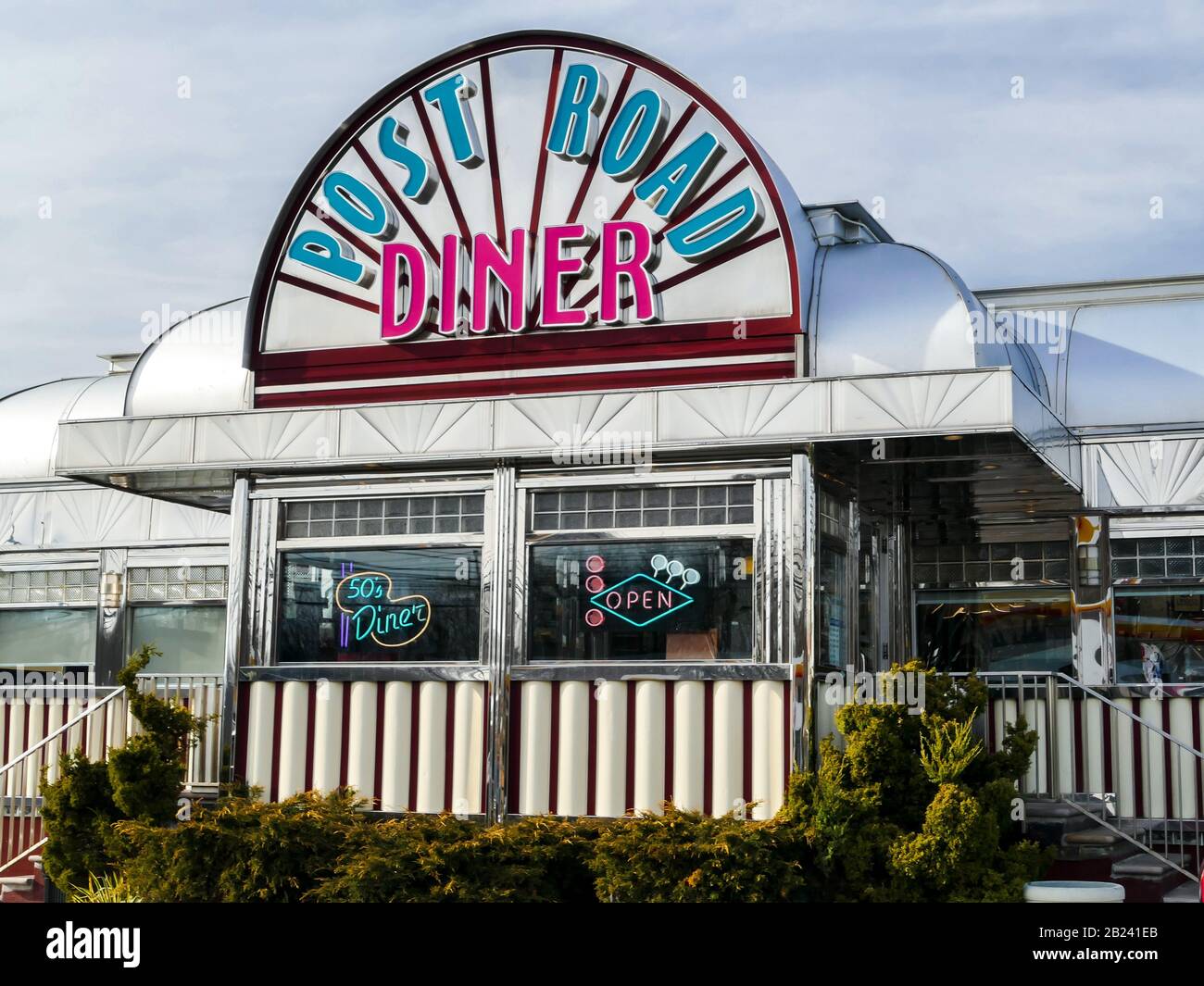 50s style diner exterior hi-res stock photography and images - Alamy