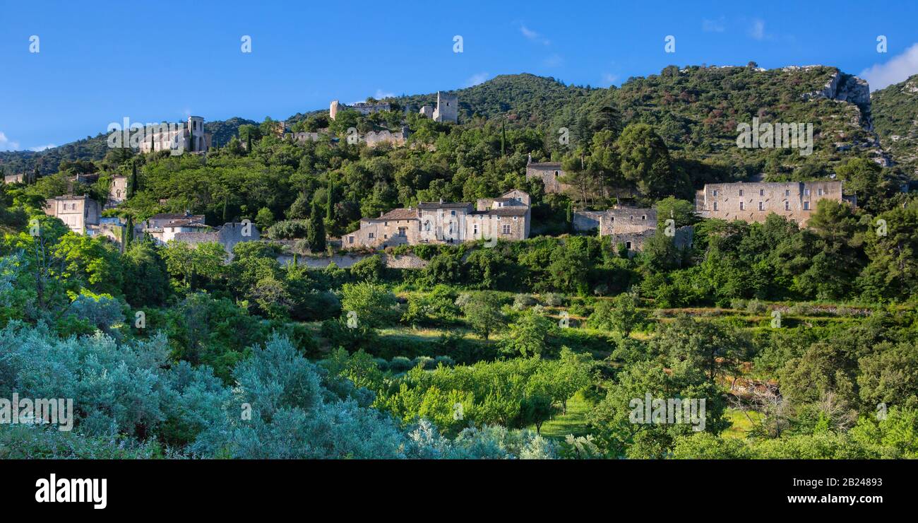 Oppède-le-Vieux, the ghost village of Luberon. Panoramic view of the Luberon hill range - medieval houses and Chateau, Provence, France Stock Photo