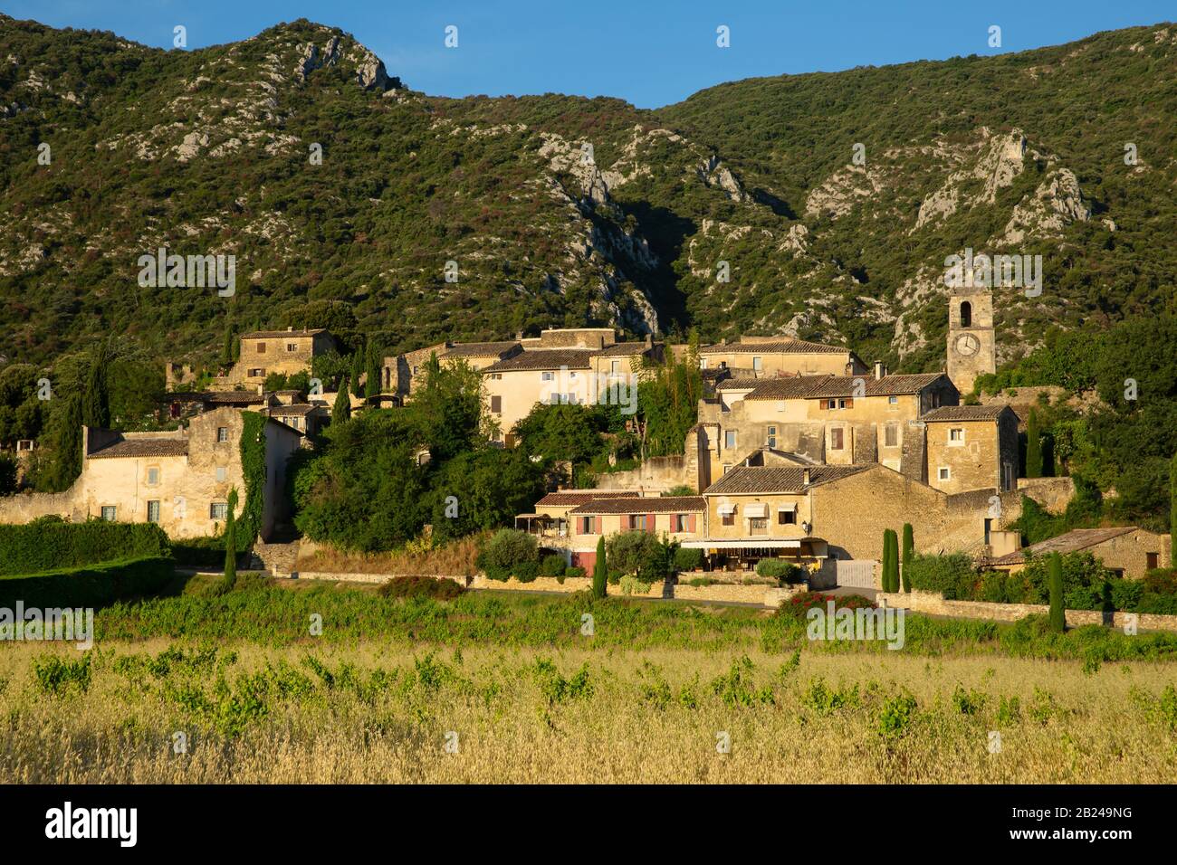Panoramic view of the the minuscule old hilltop village of Maubec-Vieux, with beautiful stone houses with blue shutters, Luberon, Provence, France Stock Photo