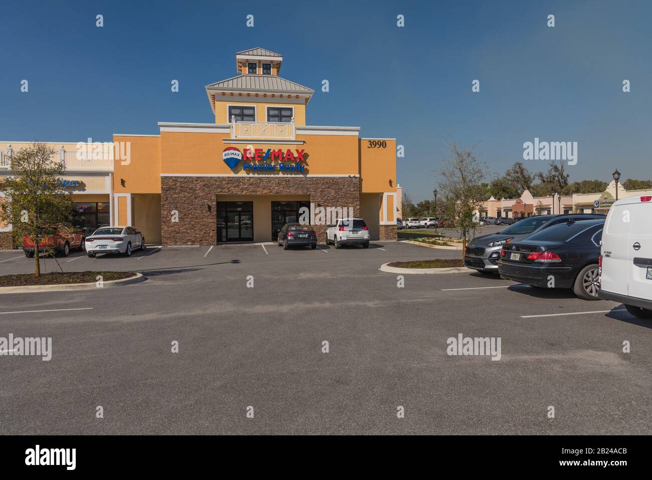 Real estate signage hi-res stock photography and images - Alamy