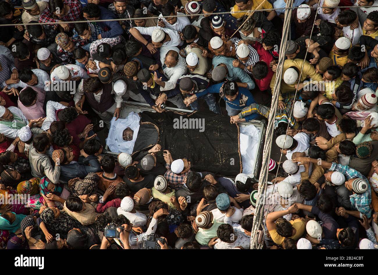 New Delhi. 29th Feb, 2020. People carry the body of a riot victim during his funeral procession in The death toll during communal violence in Delhi Friday evening rose to 42, officials said. Credit: Javed Dar/Xinhua/Alamy Live News Stock Photo
