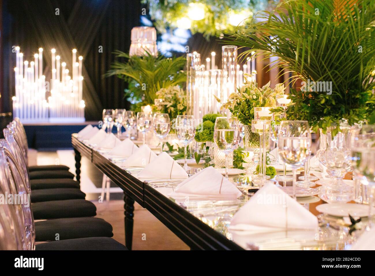 Palm tree leaf wedding table. Candles, napkins and mirrored tables Stock Photo Alamy