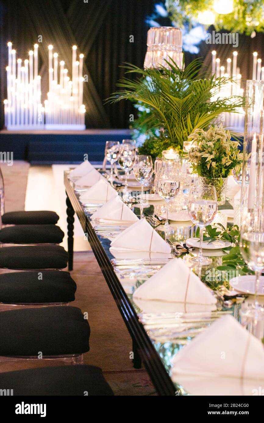 Palm tree leaf wedding table. Candles, napkins and mirrored tables Stock Photo Alamy