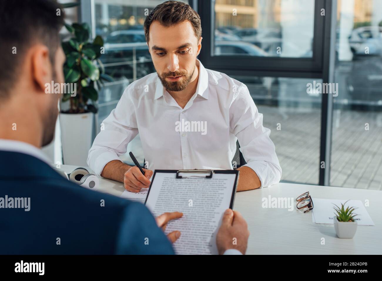 Translator at work. переводчик working. фото переводчик. фото мужчины переводчика. фото девушки в очках работает в офисе с партнерами.