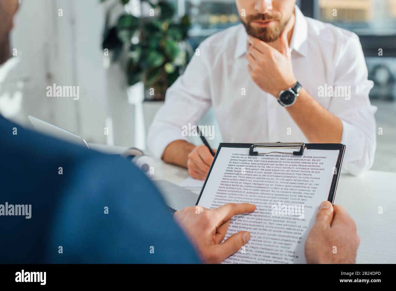 переводчик working. фильмы про профессии. переводчик мужчина. женщина с бумагами. переводчик working.