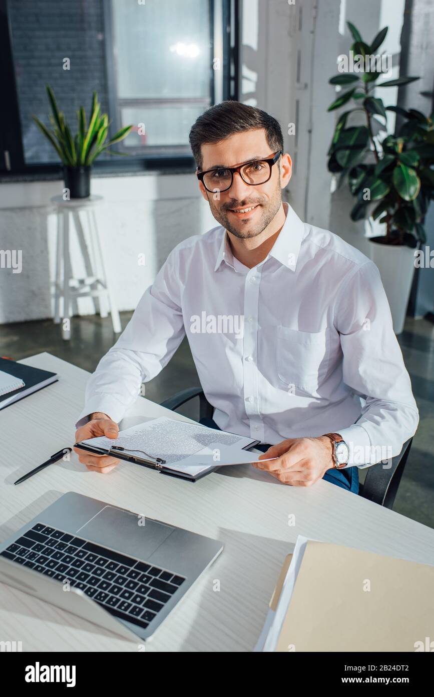 Вакансии. Фото переводчик парня. Бизнесмен. Мужчина в офисе. Man translation.