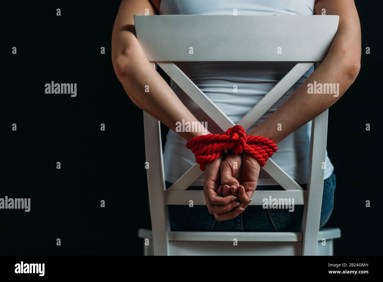 связанные руки. связал руки трусиками. челлендж со связанными руками. связанные руки. голые девочки связанные веревками.