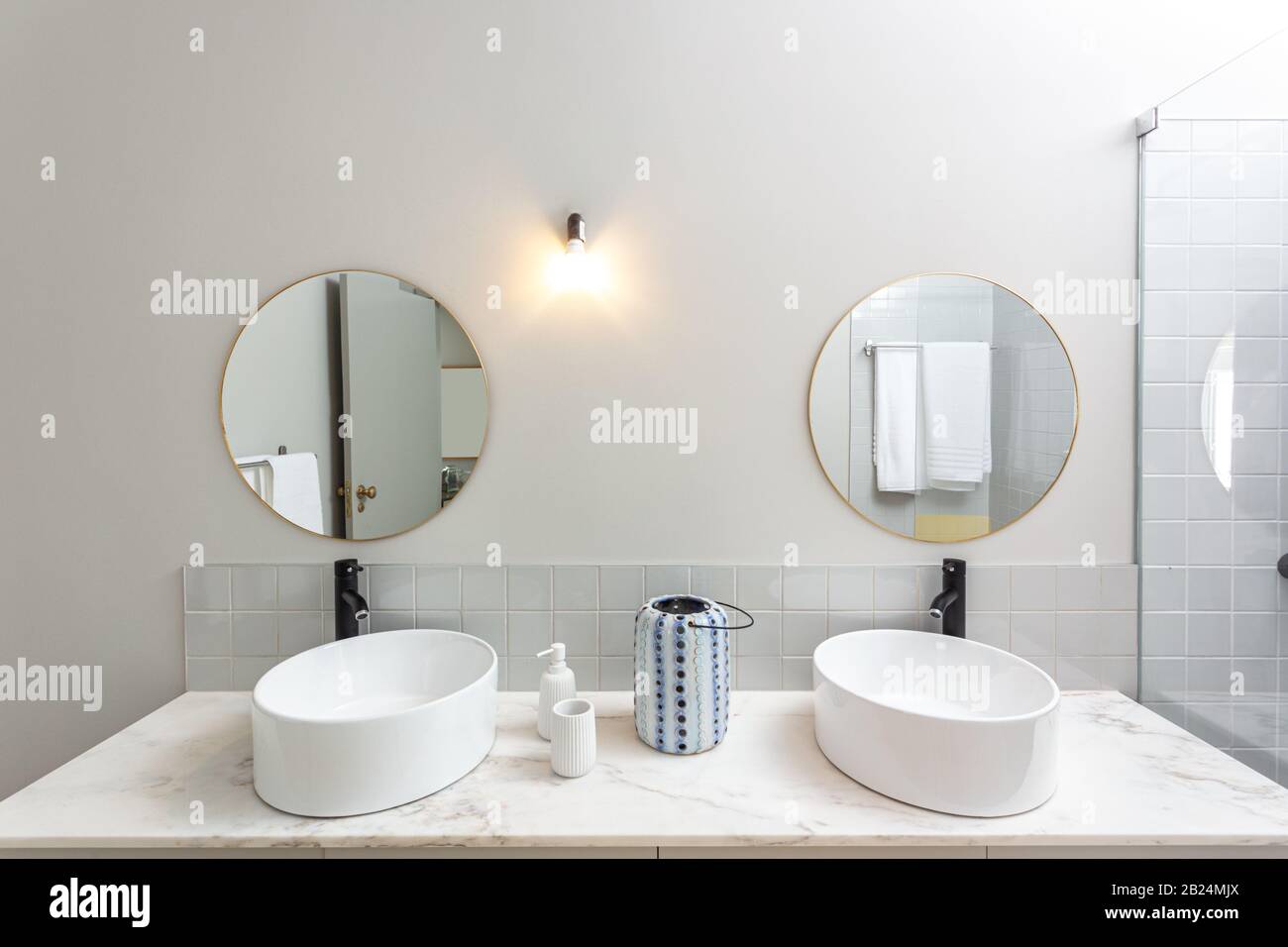 Page 8 Public Bathroom Mirror High Resolution Stock Photography And Images Alamy