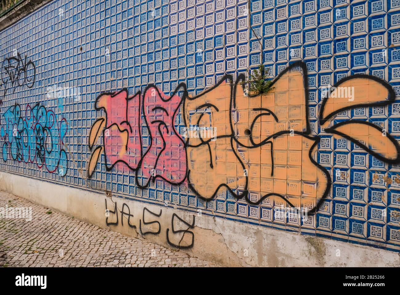 Vandalize graffiti hi-res stock photography and images - Alamy
