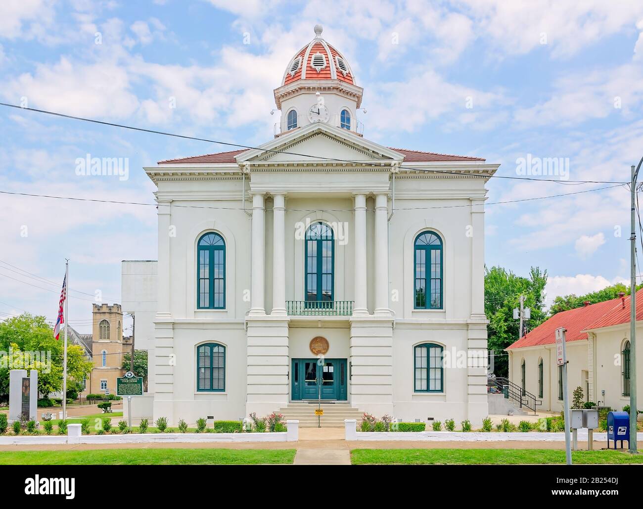 The Yazoo County Courthouse is pictured in Yazoo City, Mississippi. The Yazoo County Courthouse, built in 1872, is an Italianate stuccoed brick. Stock Photo