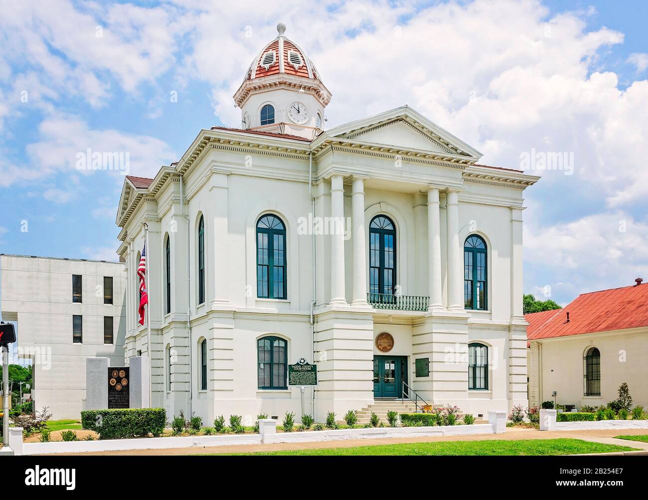 The Yazoo County Courthouse is pictured in Yazoo City, Mississippi. The Yazoo County Courthouse, built in 1872, is an Italianate stuccoed brick. Stock Photo