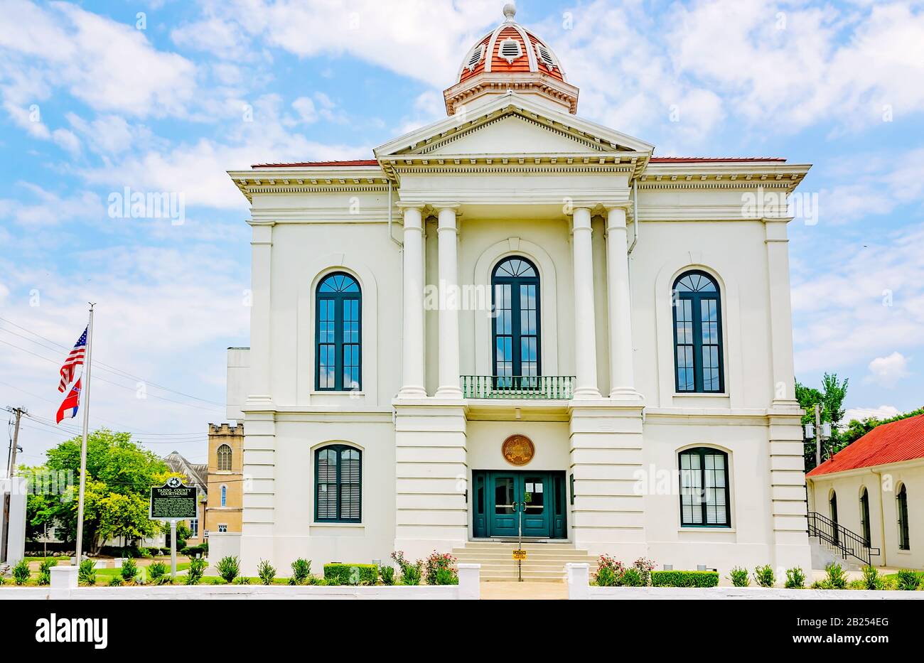 The Yazoo County Courthouse is pictured in Yazoo City, Mississippi. The Yazoo County Courthouse, built in 1872, is an Italianate stuccoed brick. Stock Photo