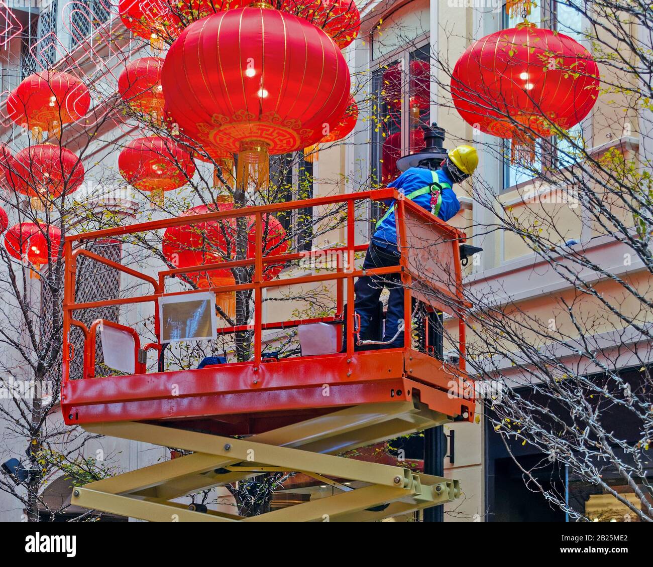 Hydraulic scissor lift hi-res stock photography and images - Alamy