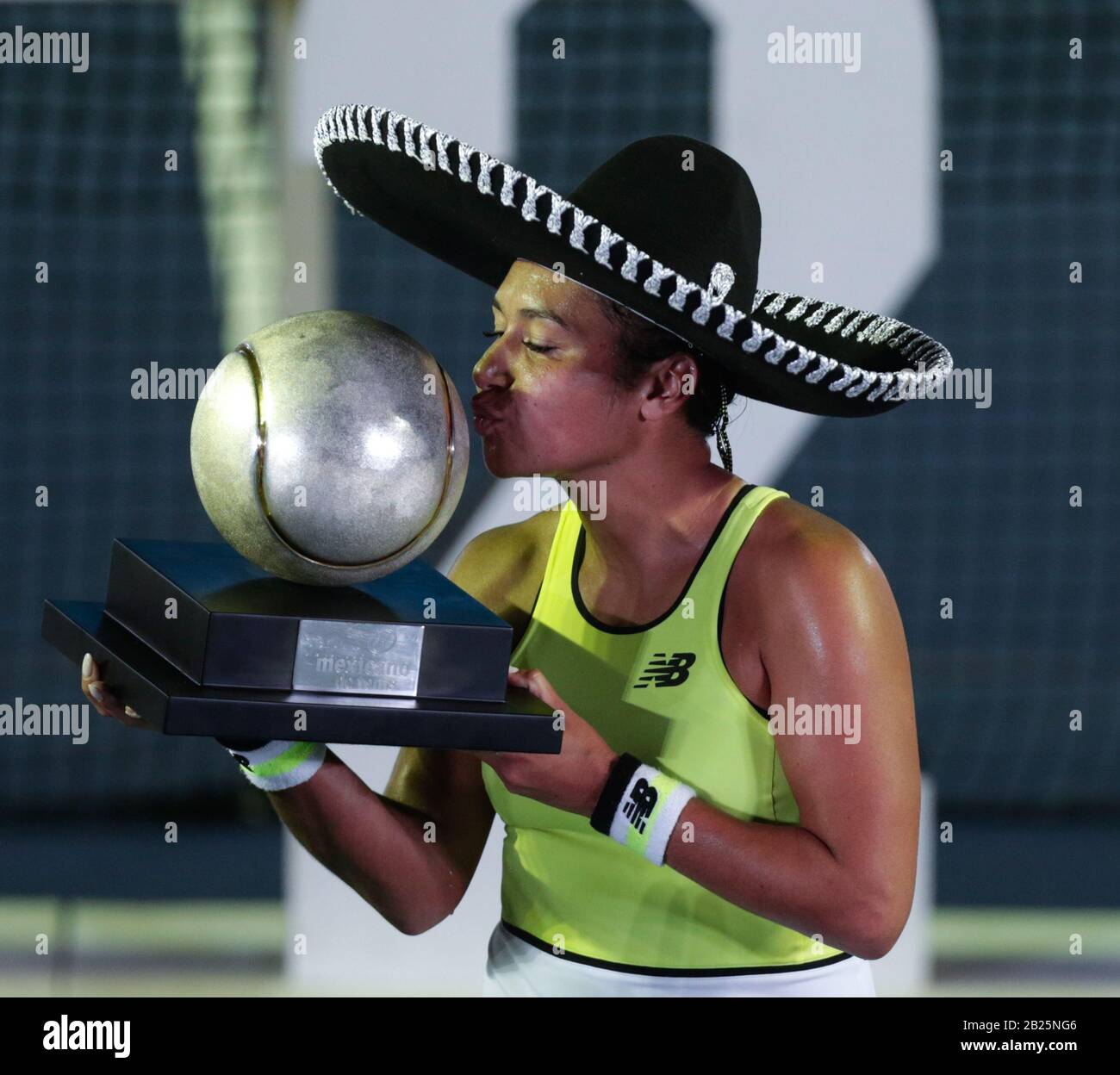 Acapulco Mexico 29th Feb 2020 Heather Watson Of Britain Kisses The Trophy During The