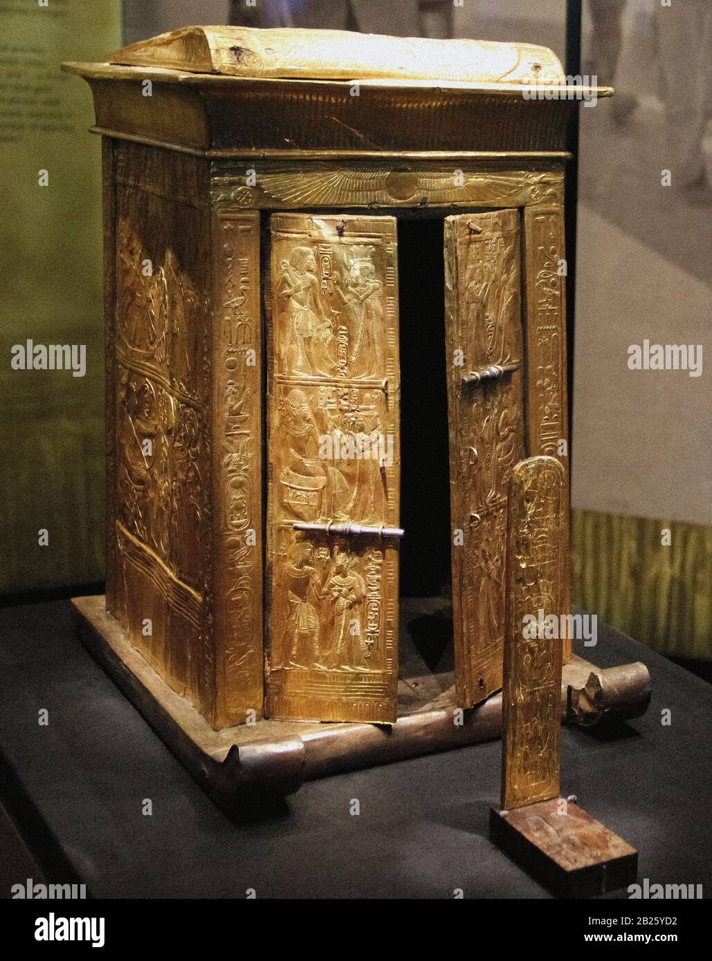 Treasure of Tutankhamun - Gilded wooden statue shrine with scenes of Tutankhamun and Ankhesenamun Stock Photo