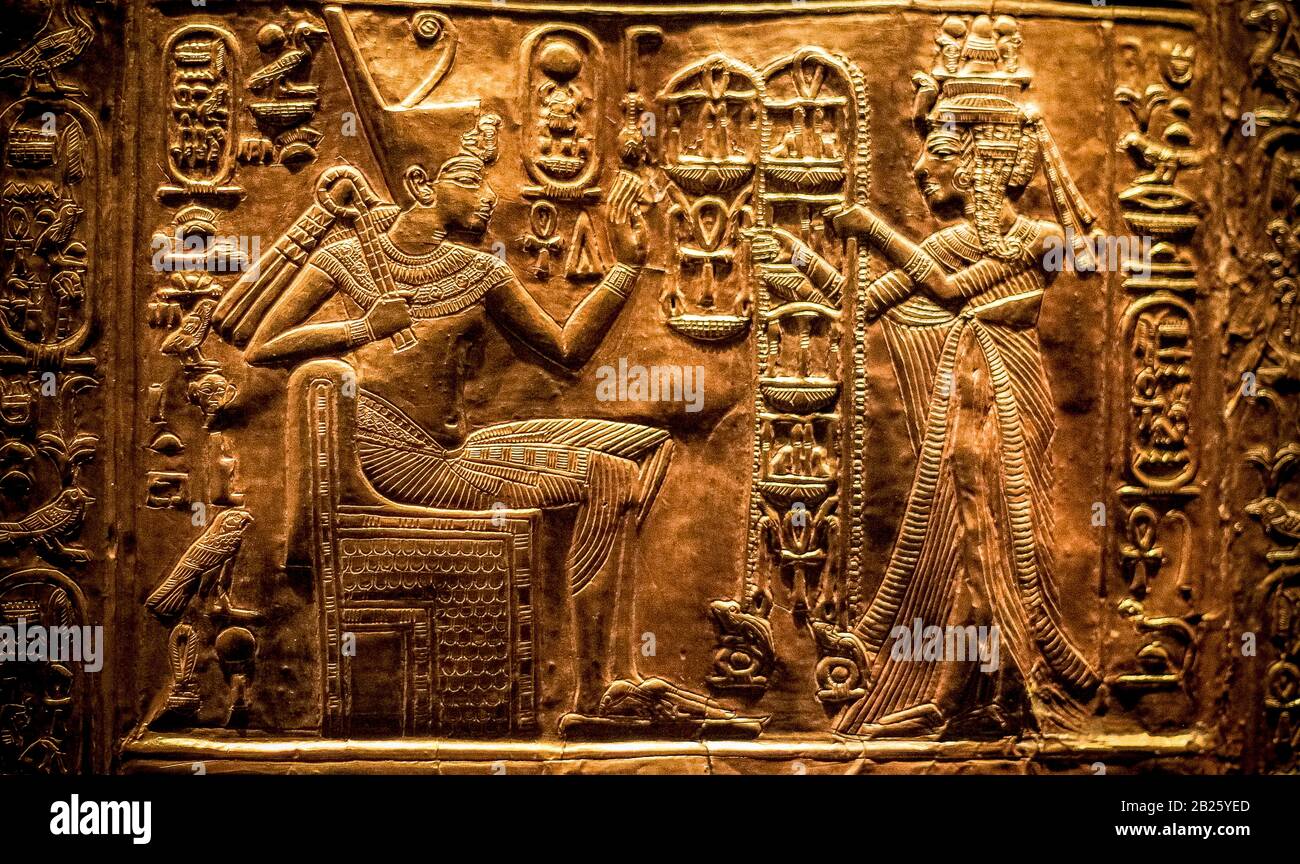 Treasure of Tutankhamun - Gilded wooden statue shrine with scenes of Tutankhamun and Ankhesenamun - Detail Stock Photo