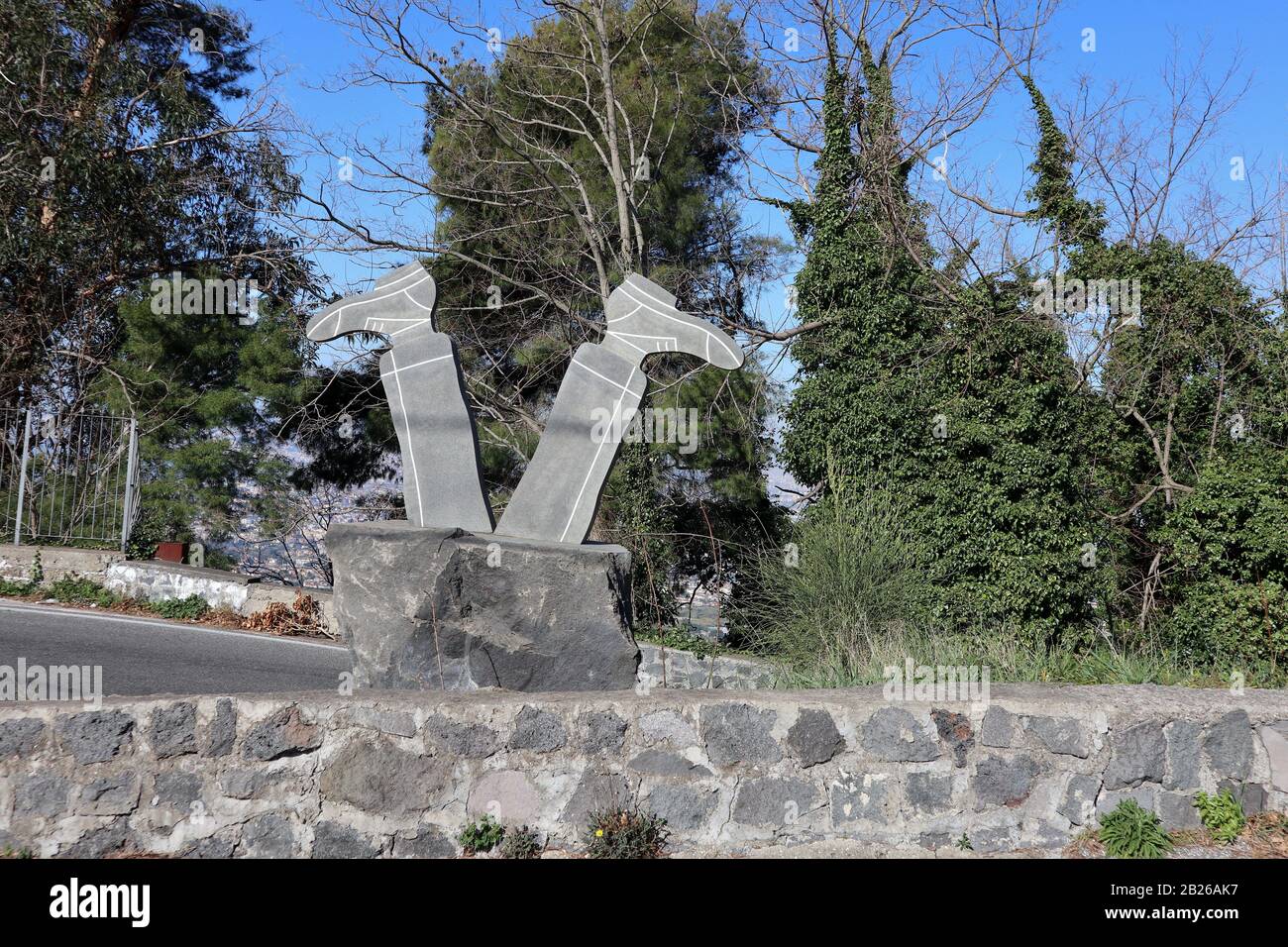 Una delle 10 sculture installate nel 2005 lungo la strada che sale al Vesuvio con la creazione di un museo di arte contemporanea a cielo aperto dal ti Stock Photo