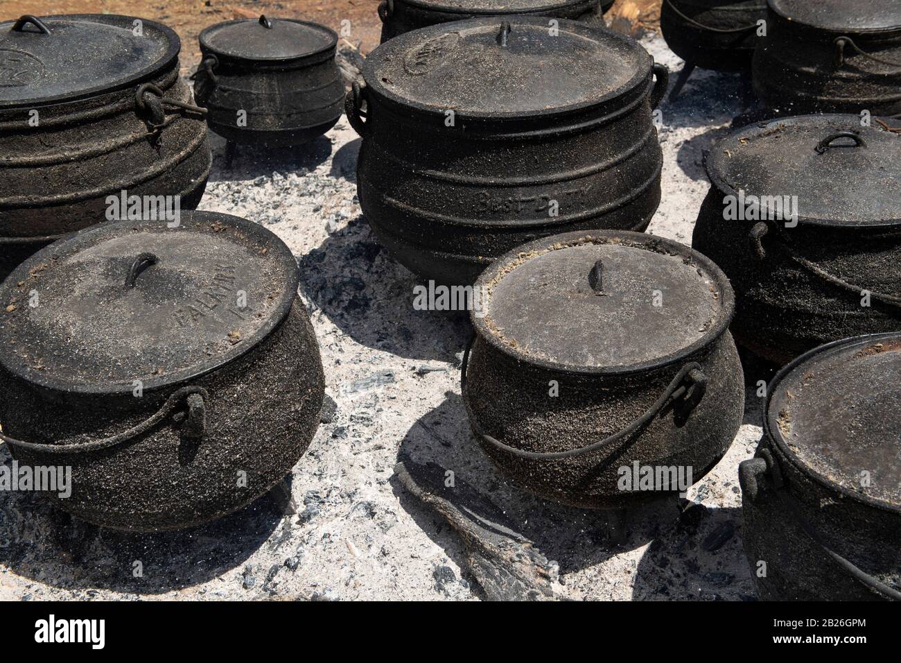 https://c8.alamy.com/comp/2B26GPM/cast-iron-potjie-pots-on-a-fire-in-the-village-near-pitseng-leribe-lesotho-2B26GPM.jpg