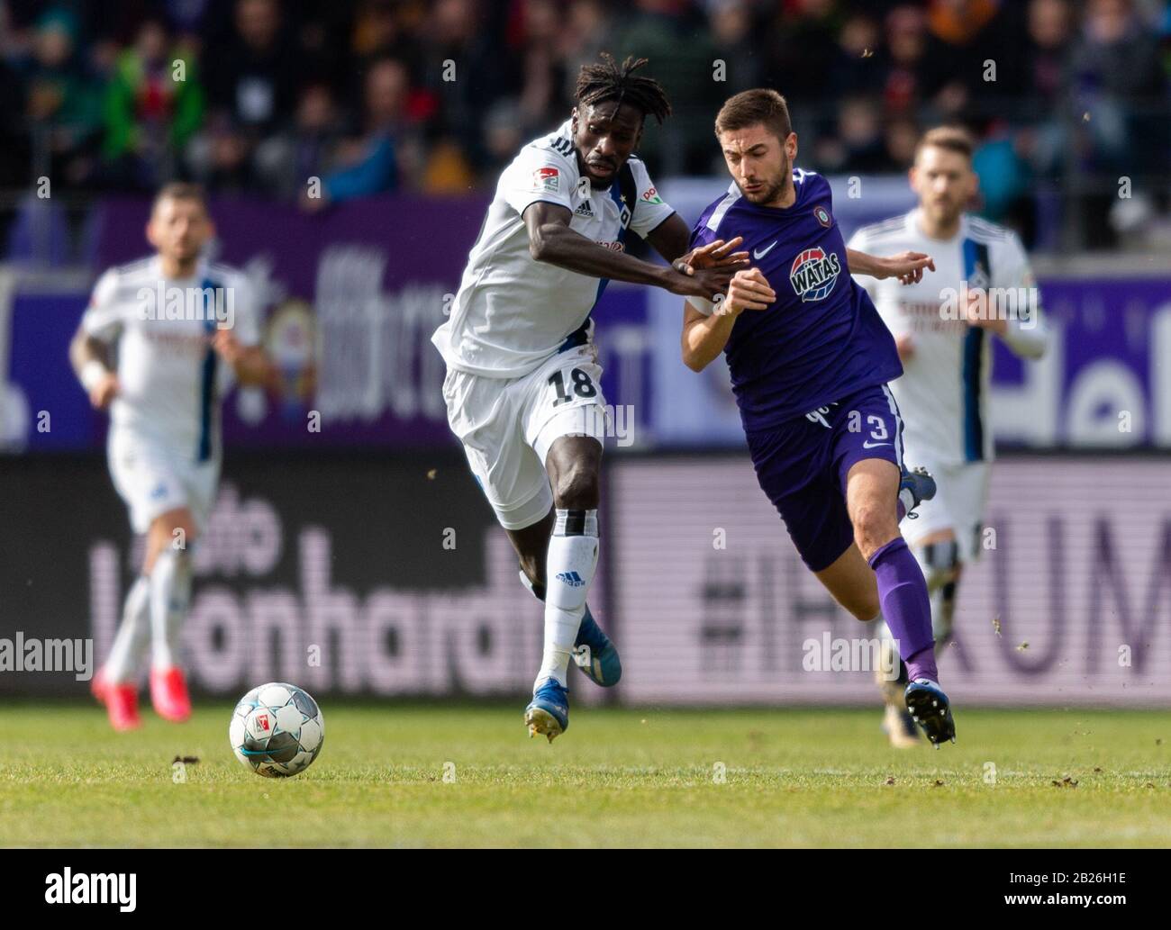 Aue, Germany. 29th Feb, 2020. Football: 2nd Bundesliga, FC Erzgebirge Aue - Hamburger SV, 24th matchday, at the Sparkassen-Erzgebirgsstadion. Aues Marko Mihojevic (r) against Hamburg's Bakery Jatta. Credit: Robert Michael/dpa-Zentralbild/dpa - IMPORTANT NOTE: In accordance with the regulations of the DFL Deutsche Fußball Liga and the DFB Deutscher Fußball-Bund, it is prohibited to exploit or have exploited in the stadium and/or from the game taken photographs in the form of sequence images and/or video-like photo series./dpa/Alamy Live News Stock Photo