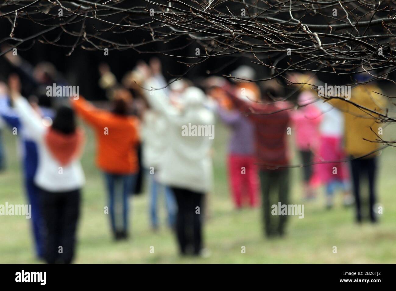 People do sports outside in the park. People play sport outdoor