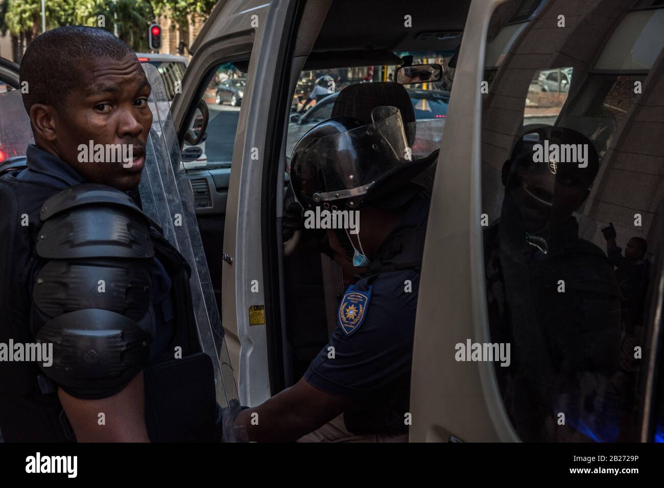 Riot police used to evict African foreign nationals squatting in Cape Town's Greenmarket Square, fearing high levels of xenophobia in South Africa Stock Photo