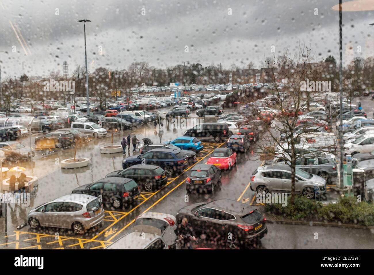 Ikea, Croydon- busy parking on a rainy winters day Stock Photo