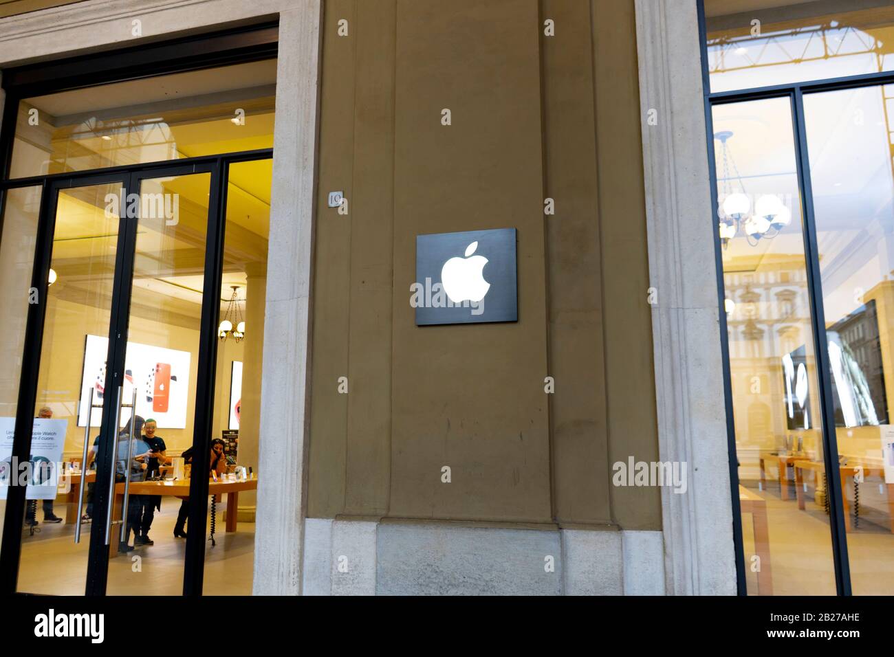 Apple store sign, logo outside the store in florence Stock Photo Alamy