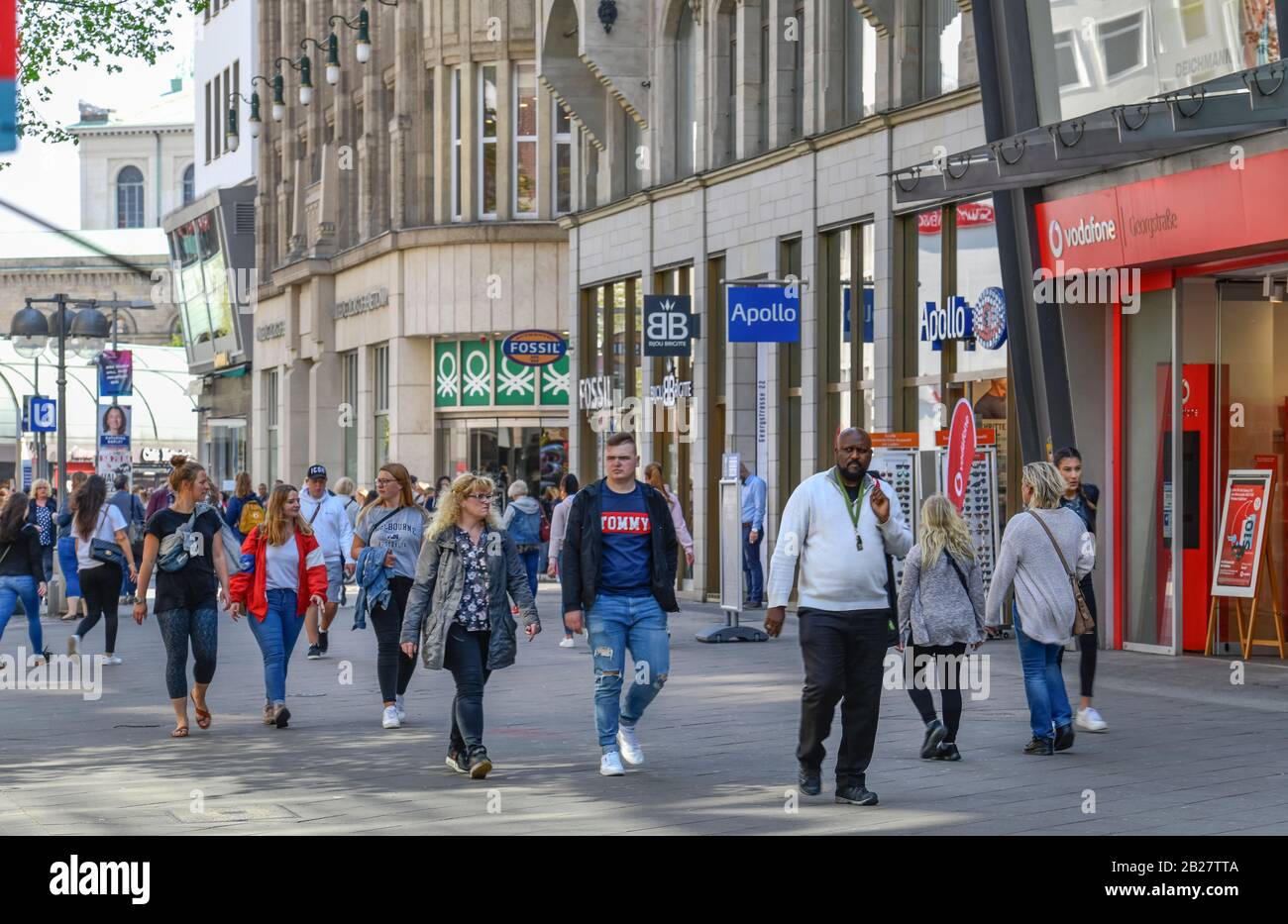 Passanten, Fußgängerzone, Georgstraße, Hannover, Niedersachsen ...