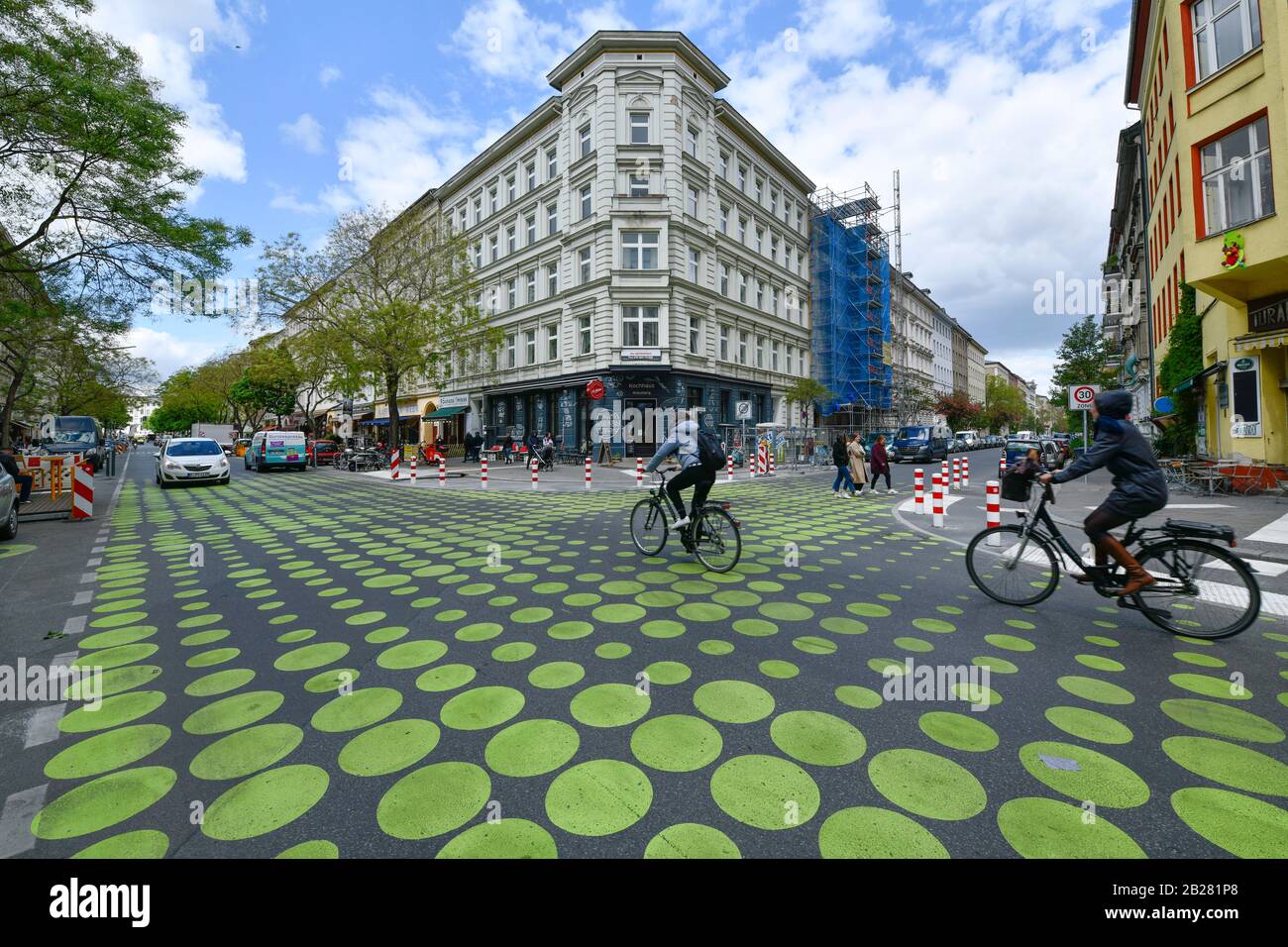 Grüne Punkte, Verkehrsberuhigung, Bergmannstraße, Kreuzberg, Berlin, Deutschland Stock Photo