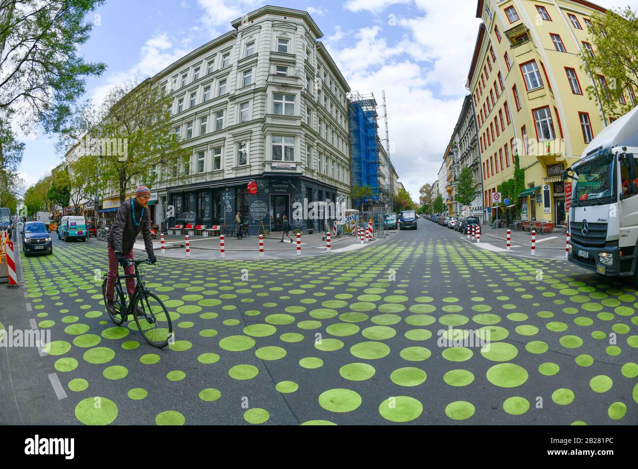 Grüne Punkte, Verkehrsberuhigung, Bergmannstraße, Kreuzberg, Berlin, Deutschland Stock Photo