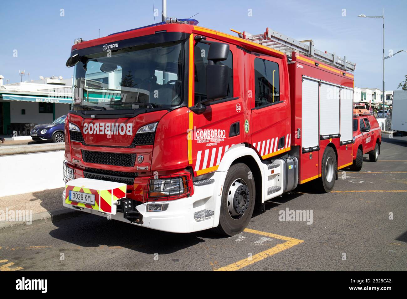 El vehículo recreativo atrapa fuego.los bomberos en la sombra rocían agua  Fotografía de stock - Alamy