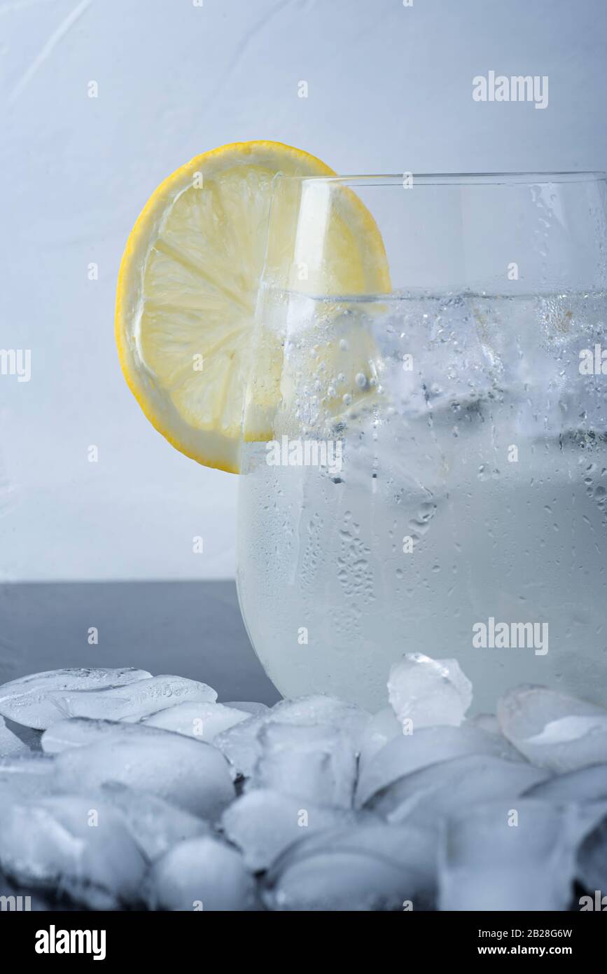 GIN AND TONIC WITH ICE AND LEMON Stock Photo Alamy